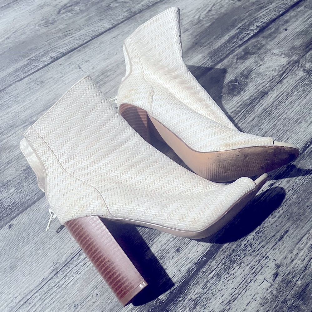 White pair of wedged boots suited for comfort !